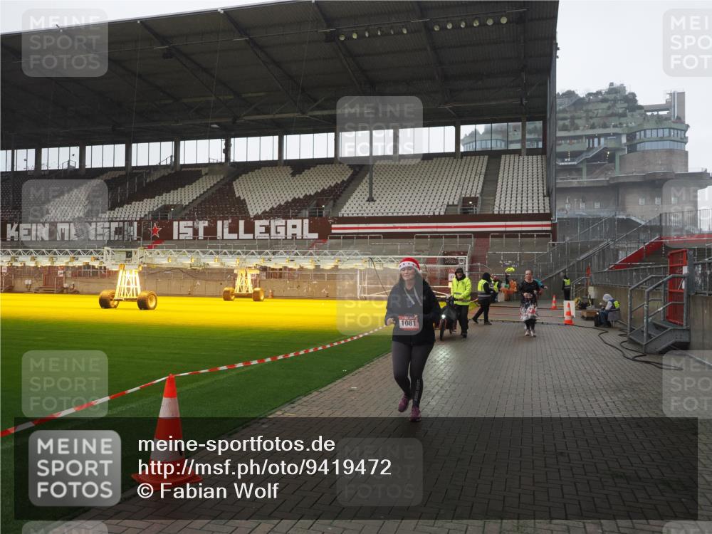 07.12.2025 - St. Pauli X-Mass-Run No. 15 Fabian Wolf http://msf.ph/oto/9419472 07.12.2025 11:32:21 Ziel 1081, 2043, 2044, 2283, 2419, 2595, 3173, 3177 meine-sportfotos.de