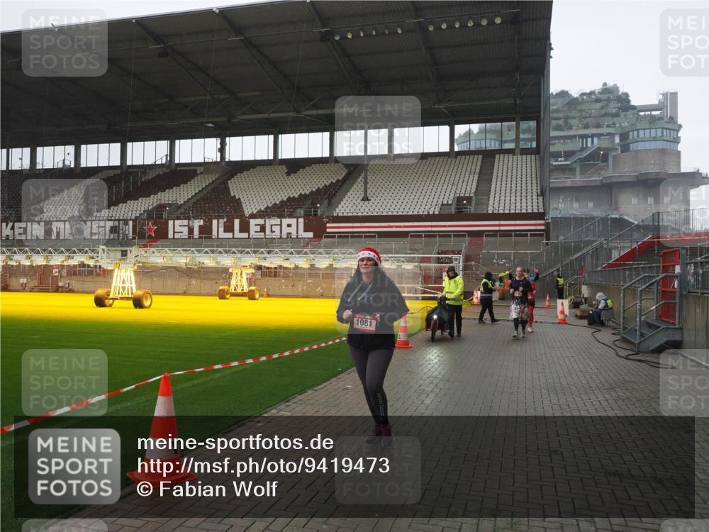 07.12.2025 - St. Pauli X-Mass-Run No. 15 Fabian Wolf http://msf.ph/oto/9419473 07.12.2025 11:32:21 Ziel 1081, 2043, 2044, 2283, 2419, 2595, 3173, 3177 meine-sportfotos.de