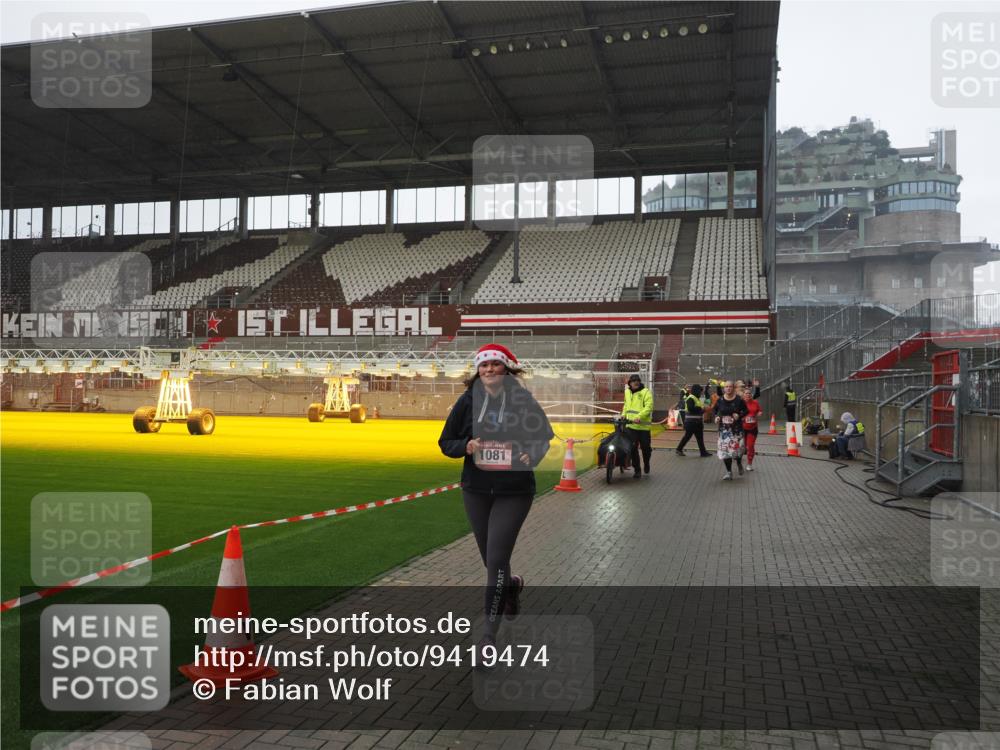 07.12.2025 - St. Pauli X-Mass-Run No. 15 Fabian Wolf http://msf.ph/oto/9419474 07.12.2025 11:32:22 Ziel 1081, 2043, 2044, 2283, 2419, 2595, 3173, 3177 meine-sportfotos.de