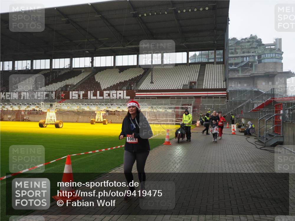 07.12.2025 - St. Pauli X-Mass-Run No. 15 Fabian Wolf http://msf.ph/oto/9419475 07.12.2025 11:32:22 Ziel 1081, 2043, 2044, 2283, 2419, 2595, 3173, 3177 meine-sportfotos.de