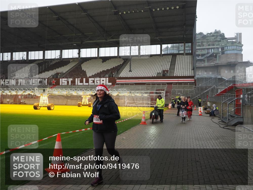 07.12.2025 - St. Pauli X-Mass-Run No. 15 Fabian Wolf http://msf.ph/oto/9419476 07.12.2025 11:32:22 Ziel 1081, 2043, 2044, 2283, 2419, 2595, 3173, 3177 meine-sportfotos.de