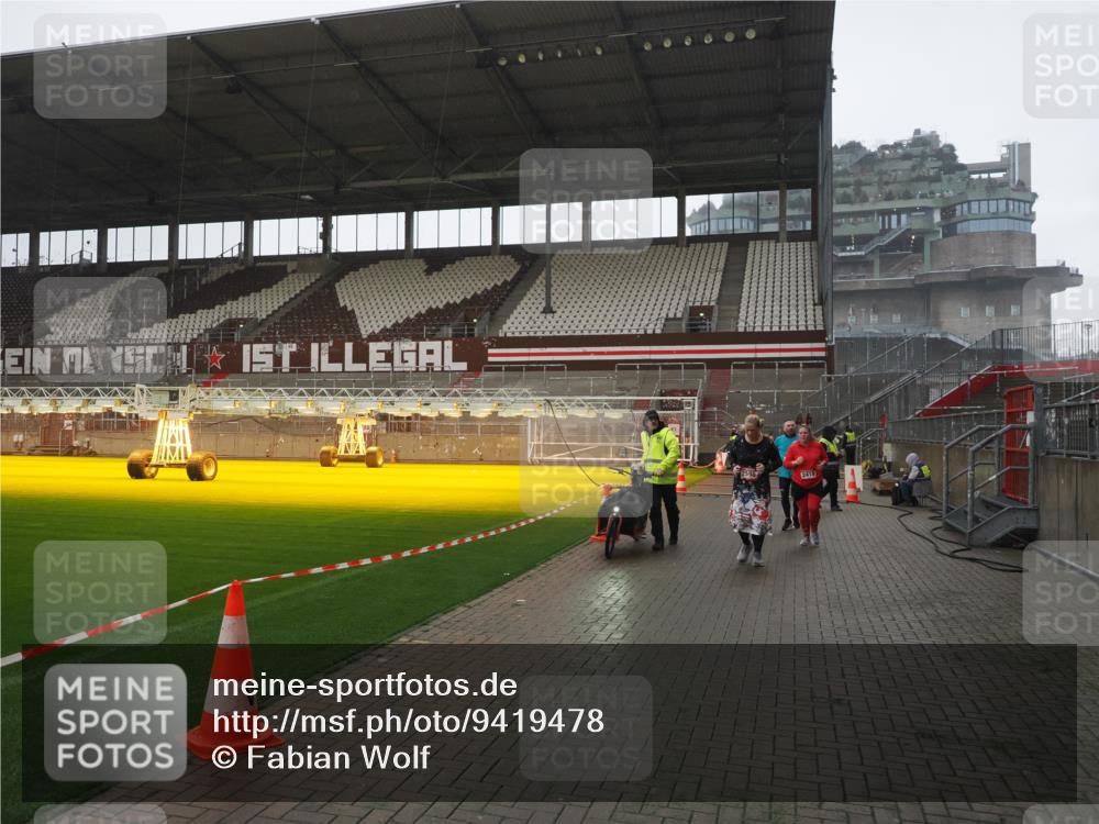 07.12.2025 - St. Pauli X-Mass-Run No. 15 Fabian Wolf http://msf.ph/oto/9419478 07.12.2025 11:32:24 Ziel 1081, 2043, 2044, 2283, 2419, 2595, 3173, 3177 meine-sportfotos.de