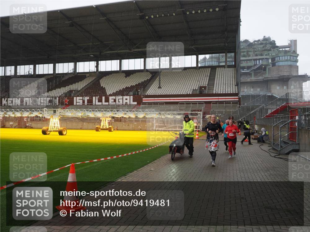 07.12.2025 - St. Pauli X-Mass-Run No. 15 Fabian Wolf http://msf.ph/oto/9419481 07.12.2025 11:32:24 Ziel 1081, 2043, 2044, 2283, 2419, 2595, 3173, 3177 meine-sportfotos.de