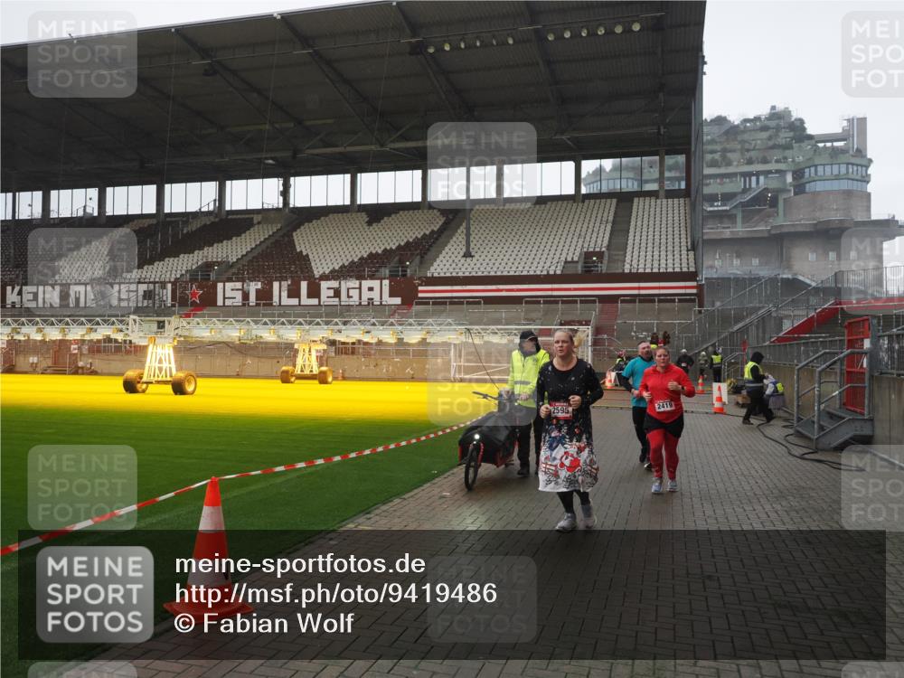 07.12.2025 - St. Pauli X-Mass-Run No. 15 Fabian Wolf http://msf.ph/oto/9419486 07.12.2025 11:32:25 Ziel 1081, 2043, 2044, 2283, 2419, 2595, 3173, 3177 meine-sportfotos.de
