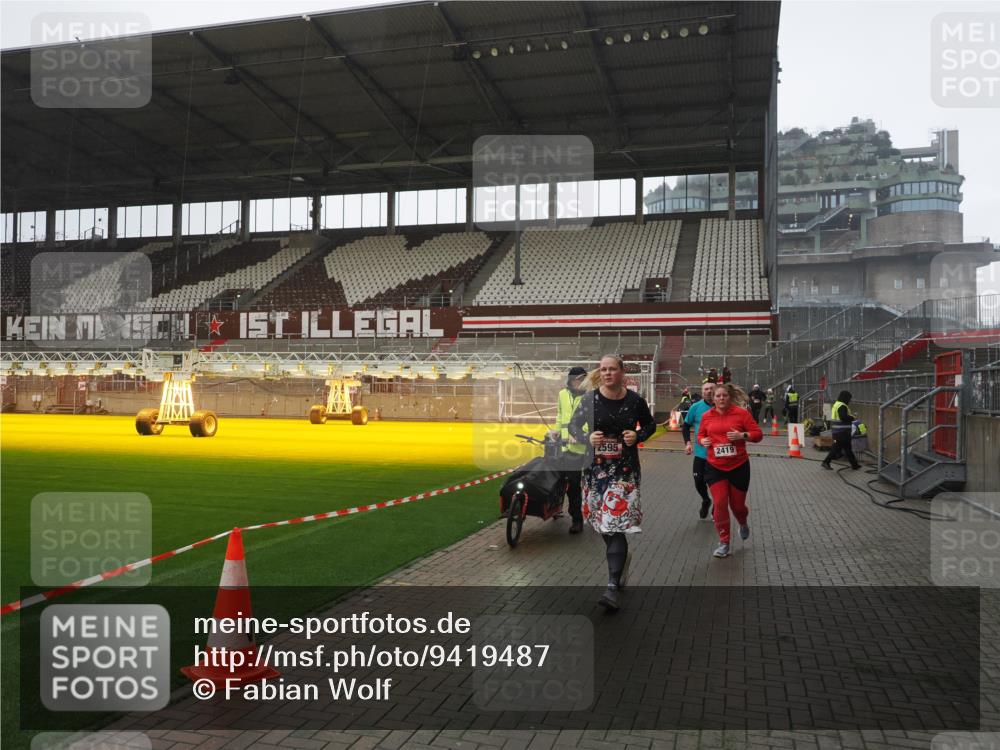 07.12.2025 - St. Pauli X-Mass-Run No. 15 Fabian Wolf http://msf.ph/oto/9419487 07.12.2025 11:32:26 Ziel 1081, 2043, 2044, 2283, 2419, 2595, 3173, 3177 meine-sportfotos.de