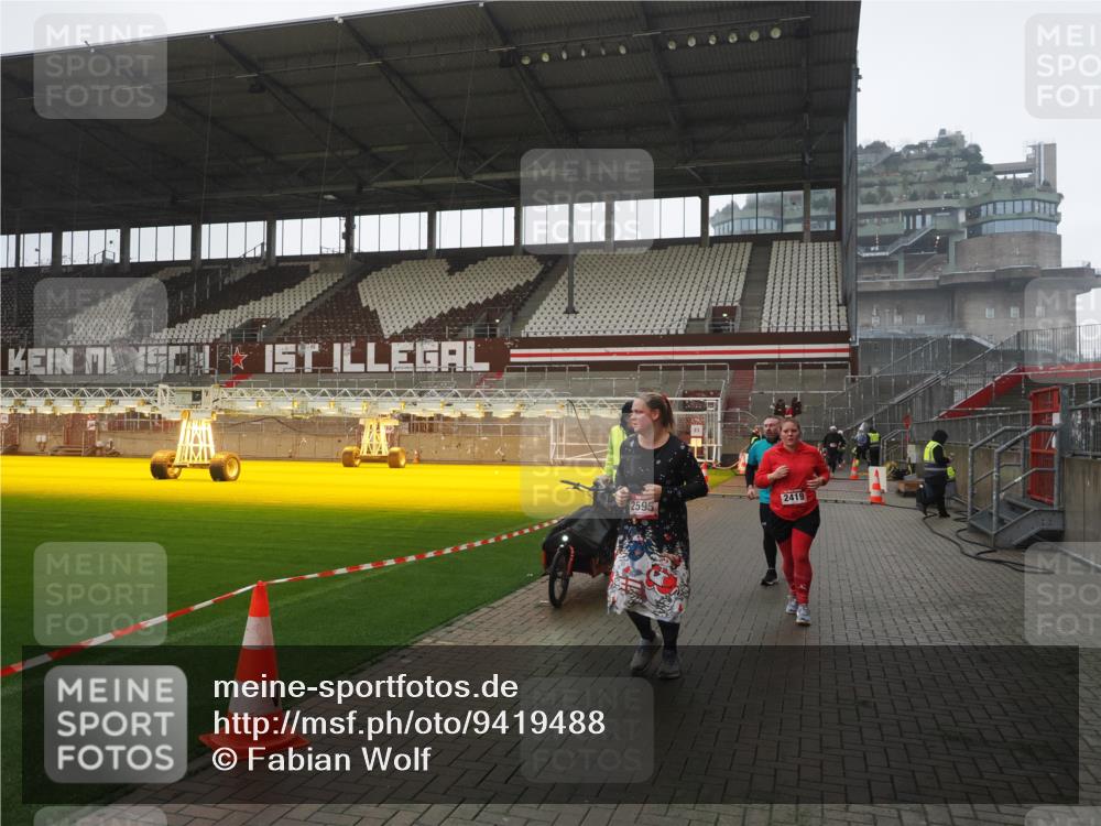 07.12.2025 - St. Pauli X-Mass-Run No. 15 Fabian Wolf http://msf.ph/oto/9419488 07.12.2025 11:32:26 Ziel 1081, 2043, 2044, 2283, 2419, 2595, 3173, 3177 meine-sportfotos.de