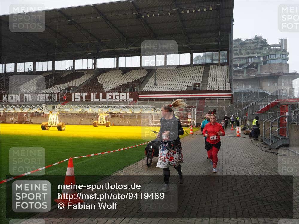 07.12.2025 - St. Pauli X-Mass-Run No. 15 Fabian Wolf http://msf.ph/oto/9419489 07.12.2025 11:32:26 Ziel 1081, 2043, 2044, 2283, 2419, 2595, 3173, 3177 meine-sportfotos.de