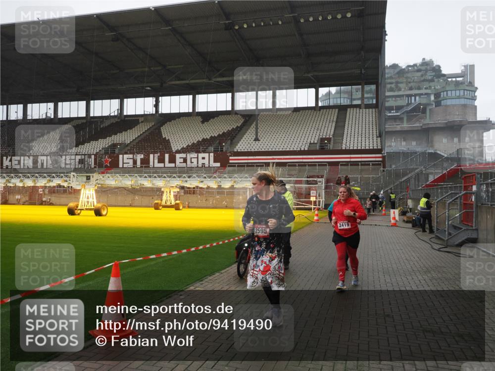 07.12.2025 - St. Pauli X-Mass-Run No. 15 Fabian Wolf http://msf.ph/oto/9419490 07.12.2025 11:32:26 Ziel 1081, 2043, 2044, 2283, 2419, 2595, 3173, 3177 meine-sportfotos.de