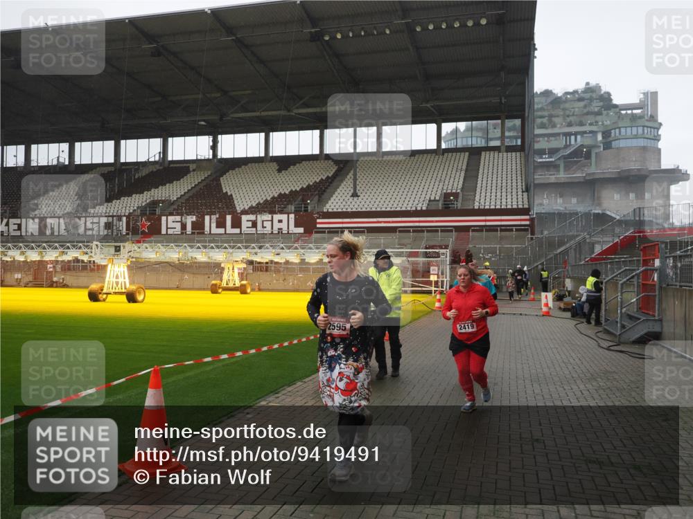 07.12.2025 - St. Pauli X-Mass-Run No. 15 Fabian Wolf http://msf.ph/oto/9419491 07.12.2025 11:32:26 Ziel 1081, 2043, 2044, 2283, 2419, 2595, 3173, 3177 meine-sportfotos.de