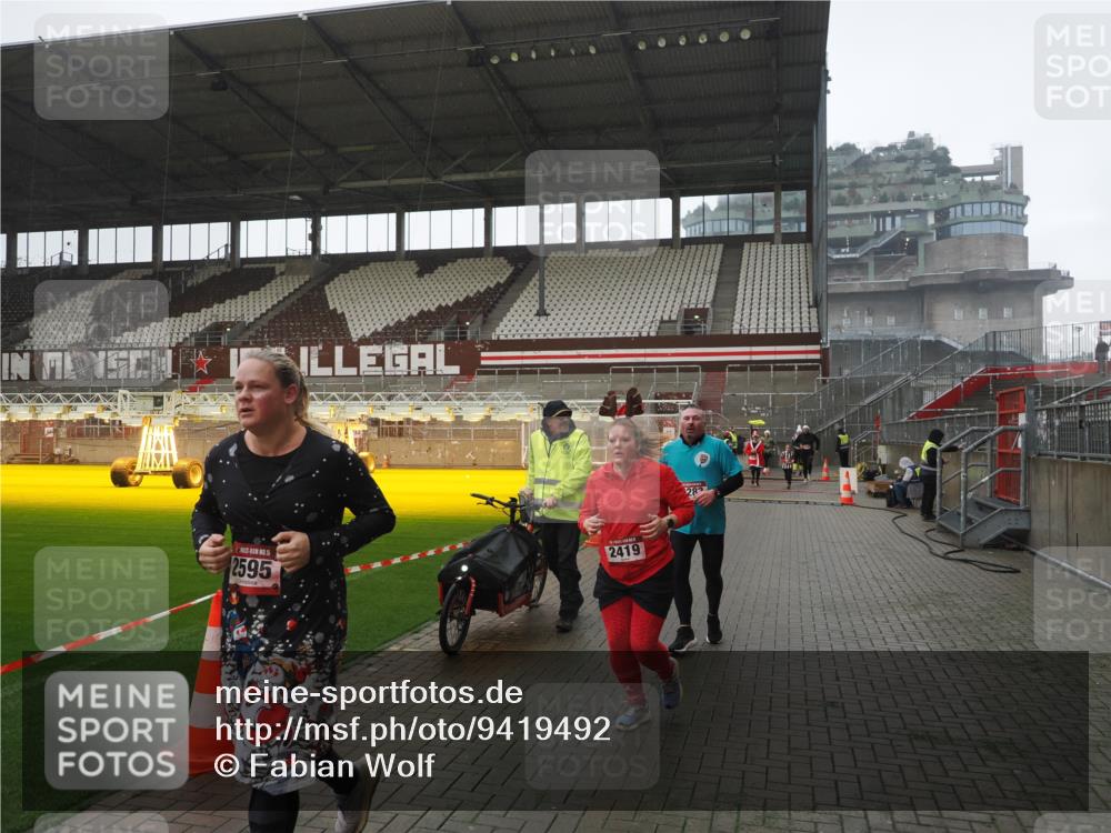 07.12.2025 - St. Pauli X-Mass-Run No. 15 Fabian Wolf http://msf.ph/oto/9419492 07.12.2025 11:32:27 Ziel 1081, 1884, 1886, 2043, 2044, 2283, 2419, 2595, 3173, 3177 meine-sportfotos.de