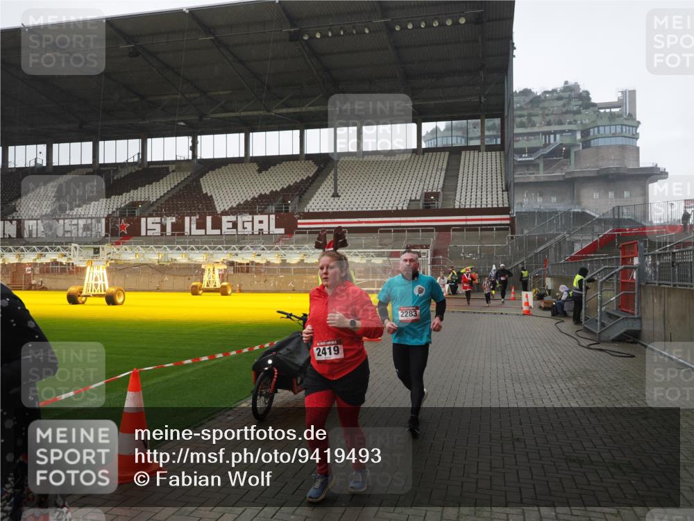 07.12.2025 - St. Pauli X-Mass-Run No. 15 Fabian Wolf http://msf.ph/oto/9419493 07.12.2025 11:32:28 Ziel 1081, 1884, 1886, 1999, 2000, 2044, 2283, 2419, 2595, 3173, 3177 meine-sportfotos.de