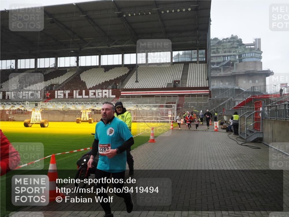 07.12.2025 - St. Pauli X-Mass-Run No. 15 Fabian Wolf http://msf.ph/oto/9419494 07.12.2025 11:32:29 Ziel 1081, 1884, 1886, 1999, 2000, 2283, 2419, 2595, 3173, 3177 meine-sportfotos.de