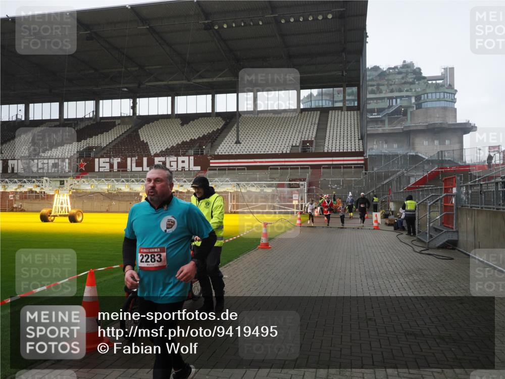 07.12.2025 - St. Pauli X-Mass-Run No. 15 Fabian Wolf http://msf.ph/oto/9419495 07.12.2025 11:32:29 Ziel 1081, 1884, 1886, 1999, 2000, 2283, 2419, 2595, 3173, 3177 meine-sportfotos.de