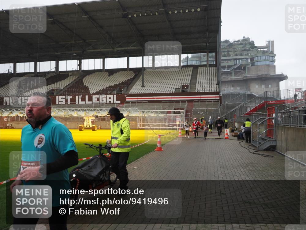 07.12.2025 - St. Pauli X-Mass-Run No. 15 Fabian Wolf http://msf.ph/oto/9419496 07.12.2025 11:32:29 Ziel 1081, 1884, 1886, 1999, 2000, 2283, 2419, 2595, 3173, 3177 meine-sportfotos.de