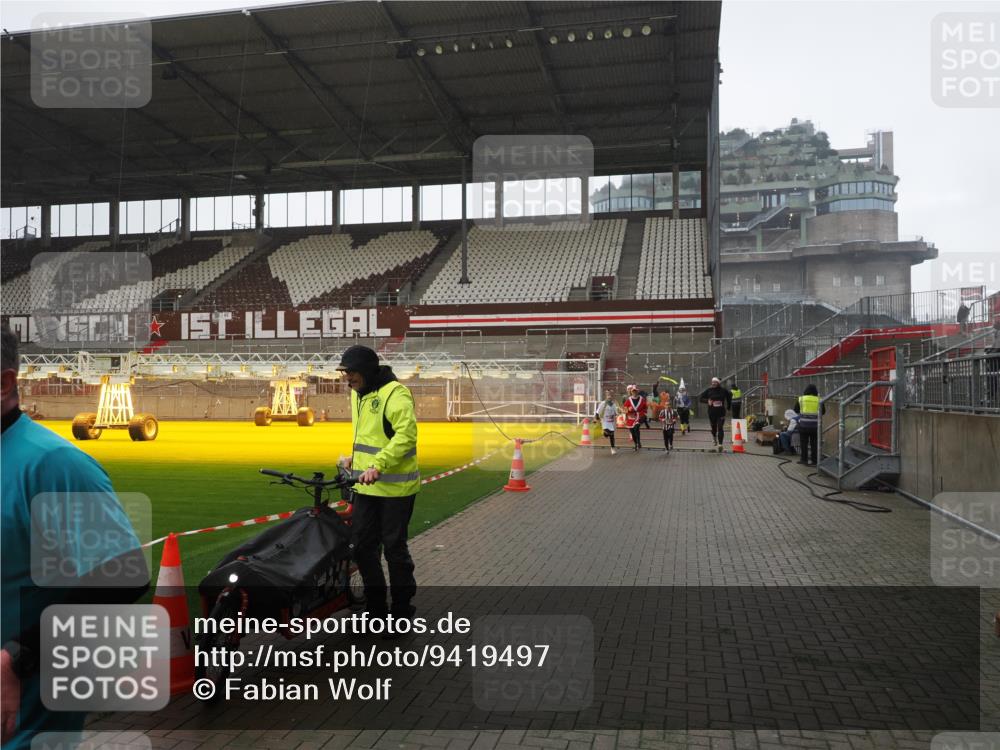 07.12.2025 - St. Pauli X-Mass-Run No. 15 Fabian Wolf http://msf.ph/oto/9419497 07.12.2025 11:32:30 Ziel 1081, 1884, 1886, 1998, 1999, 2000, 2015, 2283, 2419, 2595, 3173, 3177 meine-sportfotos.de