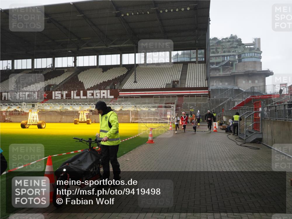 07.12.2025 - St. Pauli X-Mass-Run No. 15 Fabian Wolf http://msf.ph/oto/9419498 07.12.2025 11:32:30 Ziel 1081, 1884, 1886, 1998, 1999, 2000, 2015, 2283, 2419, 2595, 3173, 3177 meine-sportfotos.de