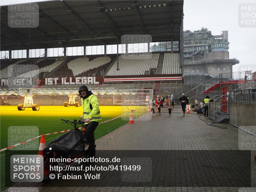 07.12.2025 - St. Pauli X-Mass-Run No. 15 Fabian Wolf http://msf.ph/oto/9419499 07.12.2025 11:32:30 Ziel 1081, 1884, 1886, 1998, 1999, 2000, 2015, 2283, 2419, 2595, 3173, 3177 meine-sportfotos.de