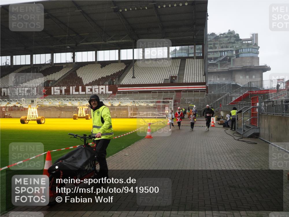 07.12.2025 - St. Pauli X-Mass-Run No. 15 Fabian Wolf http://msf.ph/oto/9419500 07.12.2025 11:32:30 Ziel 1081, 1884, 1886, 1998, 1999, 2000, 2015, 2283, 2419, 2595, 3173, 3177 meine-sportfotos.de