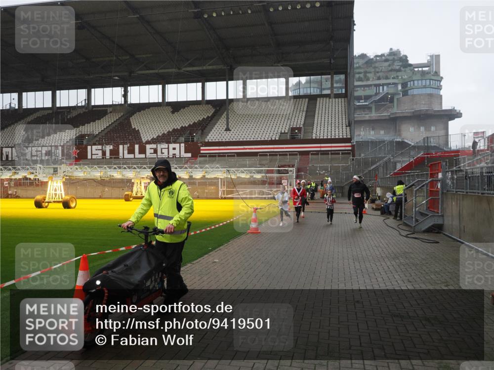 07.12.2025 - St. Pauli X-Mass-Run No. 15 Fabian Wolf http://msf.ph/oto/9419501 07.12.2025 11:32:31 Ziel 1081, 1884, 1886, 1998, 1999, 2000, 2015, 2283, 2419, 2595, 3173, 3177 meine-sportfotos.de