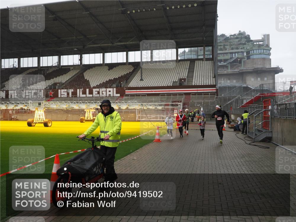 07.12.2025 - St. Pauli X-Mass-Run No. 15 Fabian Wolf http://msf.ph/oto/9419502 07.12.2025 11:32:32 Ziel 1081, 1884, 1886, 1998, 1999, 2000, 2015, 2283, 2419, 2595, 3177 meine-sportfotos.de