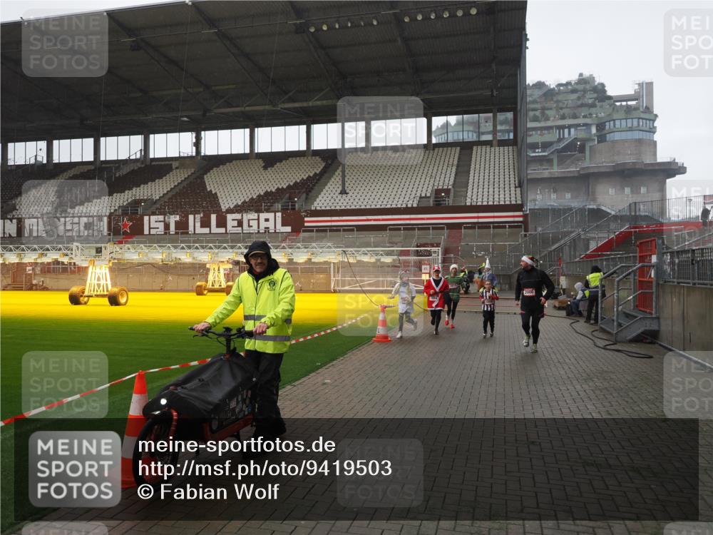 07.12.2025 - St. Pauli X-Mass-Run No. 15 Fabian Wolf http://msf.ph/oto/9419503 07.12.2025 11:32:32 Ziel 1081, 1884, 1886, 1998, 1999, 2000, 2015, 2283, 2419, 2595, 3177 meine-sportfotos.de