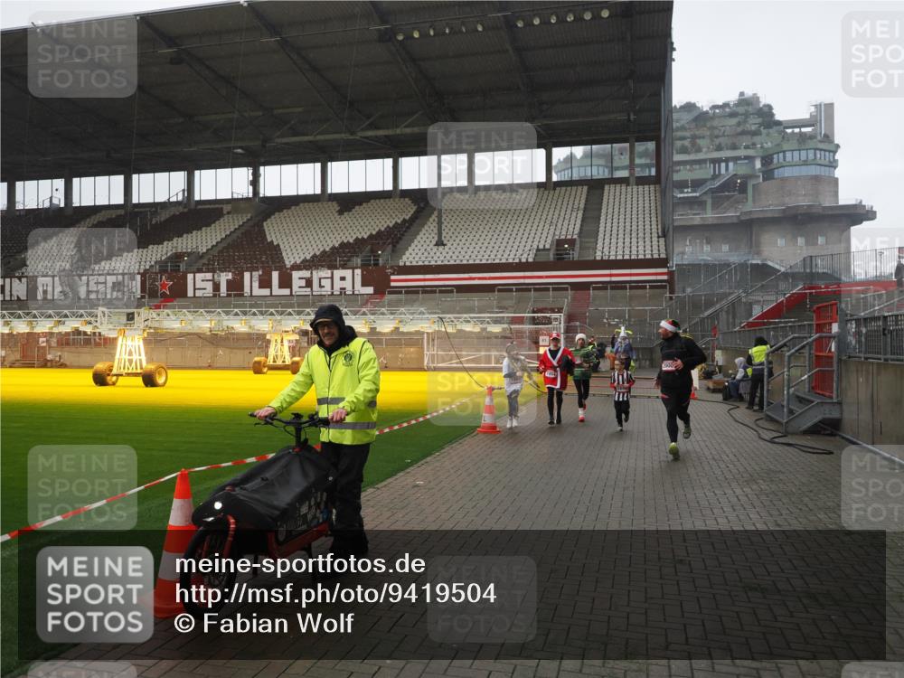 07.12.2025 - St. Pauli X-Mass-Run No. 15 Fabian Wolf http://msf.ph/oto/9419504 07.12.2025 11:32:32 Ziel 1081, 1884, 1886, 1998, 1999, 2000, 2015, 2283, 2419, 2595, 3177 meine-sportfotos.de