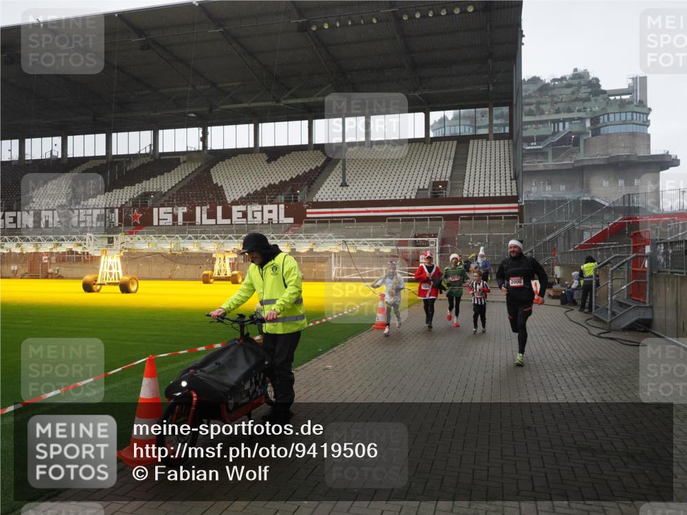 07.12.2025 - St. Pauli X-Mass-Run No. 15 Fabian Wolf http://msf.ph/oto/9419506 07.12.2025 11:32:32 Ziel 1081, 1884, 1886, 1998, 1999, 2000, 2015, 2283, 2419, 2595, 3177 meine-sportfotos.de