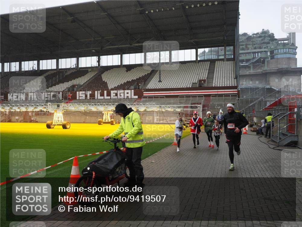 07.12.2025 - St. Pauli X-Mass-Run No. 15 Fabian Wolf http://msf.ph/oto/9419507 07.12.2025 11:32:33 Ziel 1884, 1886, 1998, 1999, 2000, 2015, 2283, 2419, 2595 meine-sportfotos.de