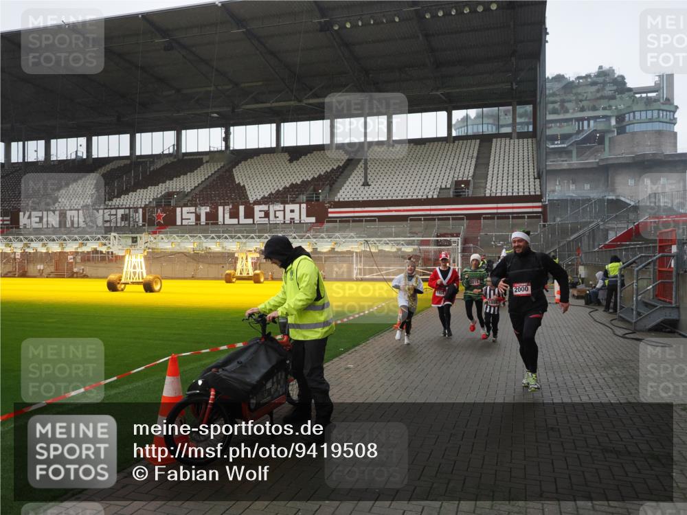07.12.2025 - St. Pauli X-Mass-Run No. 15 Fabian Wolf http://msf.ph/oto/9419508 07.12.2025 11:32:33 Ziel 1884, 1886, 1998, 1999, 2000, 2015, 2283, 2419, 2595 meine-sportfotos.de