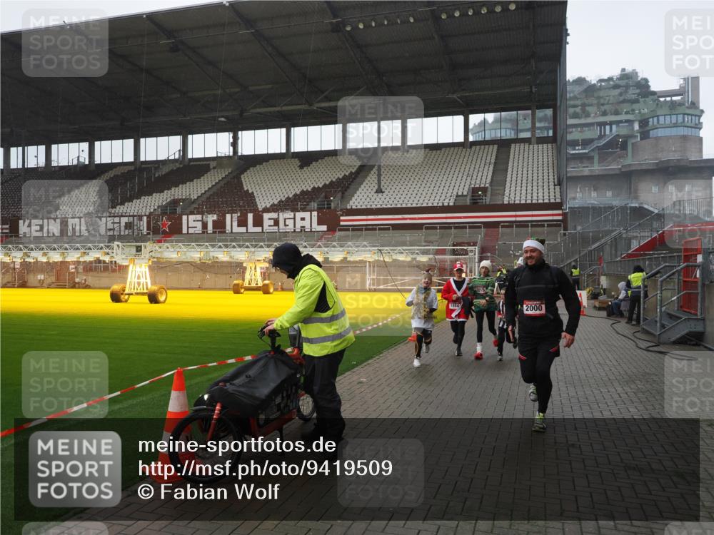 07.12.2025 - St. Pauli X-Mass-Run No. 15 Fabian Wolf http://msf.ph/oto/9419509 07.12.2025 11:32:33 Ziel 1884, 1886, 1998, 1999, 2000, 2015, 2283, 2419, 2595 meine-sportfotos.de