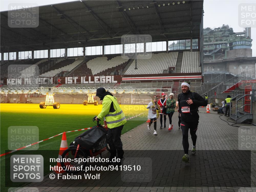 07.12.2025 - St. Pauli X-Mass-Run No. 15 Fabian Wolf http://msf.ph/oto/9419510 07.12.2025 11:32:33 Ziel 1884, 1886, 1998, 1999, 2000, 2015, 2283, 2419, 2595 meine-sportfotos.de
