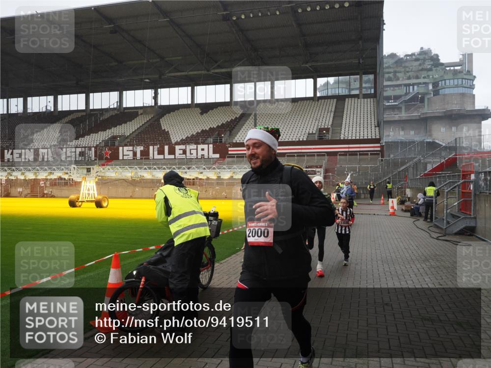 07.12.2025 - St. Pauli X-Mass-Run No. 15 Fabian Wolf http://msf.ph/oto/9419511 07.12.2025 11:32:34 Ziel 1884, 1886, 1998, 1999, 2000, 2015, 2283, 2419, 2595 meine-sportfotos.de