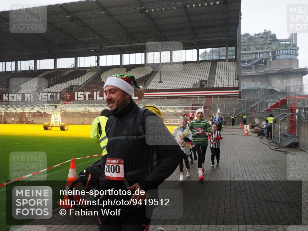 07.12.2025 - St. Pauli X-Mass-Run No. 15 Fabian Wolf http://msf.ph/oto/9419512 07.12.2025 11:32:34 Ziel 1884, 1886, 1998, 1999, 2000, 2015, 2283, 2419, 2595 meine-sportfotos.de