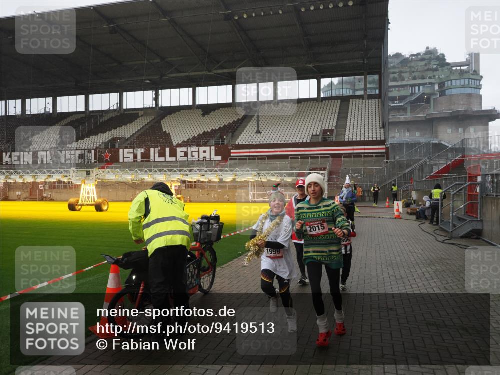 07.12.2025 - St. Pauli X-Mass-Run No. 15 Fabian Wolf http://msf.ph/oto/9419513 07.12.2025 11:32:35 Ziel 1884, 1886, 1998, 1999, 2000, 2015, 2283, 2419, 2595 meine-sportfotos.de