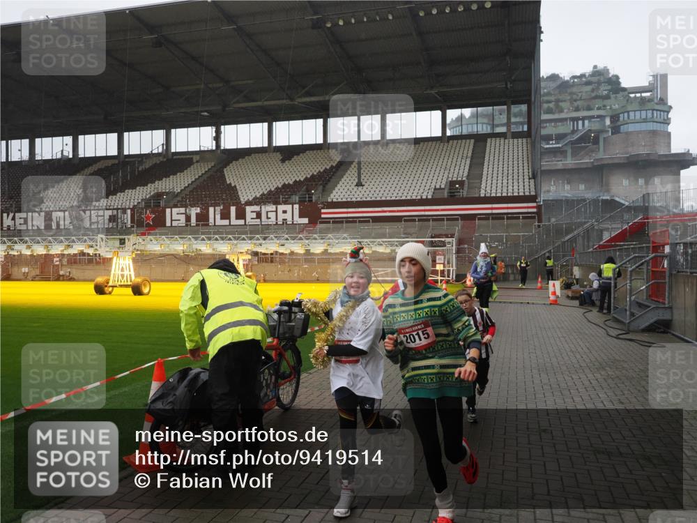 07.12.2025 - St. Pauli X-Mass-Run No. 15 Fabian Wolf http://msf.ph/oto/9419514 07.12.2025 11:32:35 Ziel 1884, 1886, 1998, 1999, 2000, 2015, 2283, 2419, 2595 meine-sportfotos.de