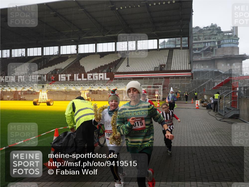 07.12.2025 - St. Pauli X-Mass-Run No. 15 Fabian Wolf http://msf.ph/oto/9419515 07.12.2025 11:32:35 Ziel 1884, 1886, 1998, 1999, 2000, 2015, 2283, 2419, 2595 meine-sportfotos.de