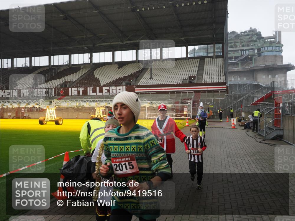 07.12.2025 - St. Pauli X-Mass-Run No. 15 Fabian Wolf http://msf.ph/oto/9419516 07.12.2025 11:32:35 Ziel 1884, 1886, 1998, 1999, 2000, 2015, 2283, 2419, 2595 meine-sportfotos.de