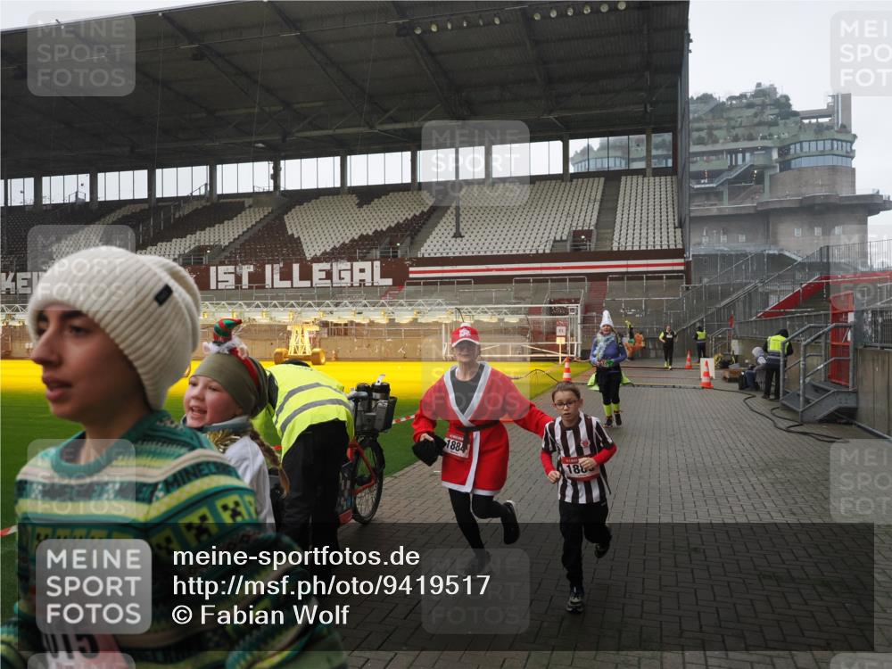 07.12.2025 - St. Pauli X-Mass-Run No. 15 Fabian Wolf http://msf.ph/oto/9419517 07.12.2025 11:32:36 Ziel 1884, 1886, 1998, 1999, 2000, 2015, 2283, 2419, 2595 meine-sportfotos.de