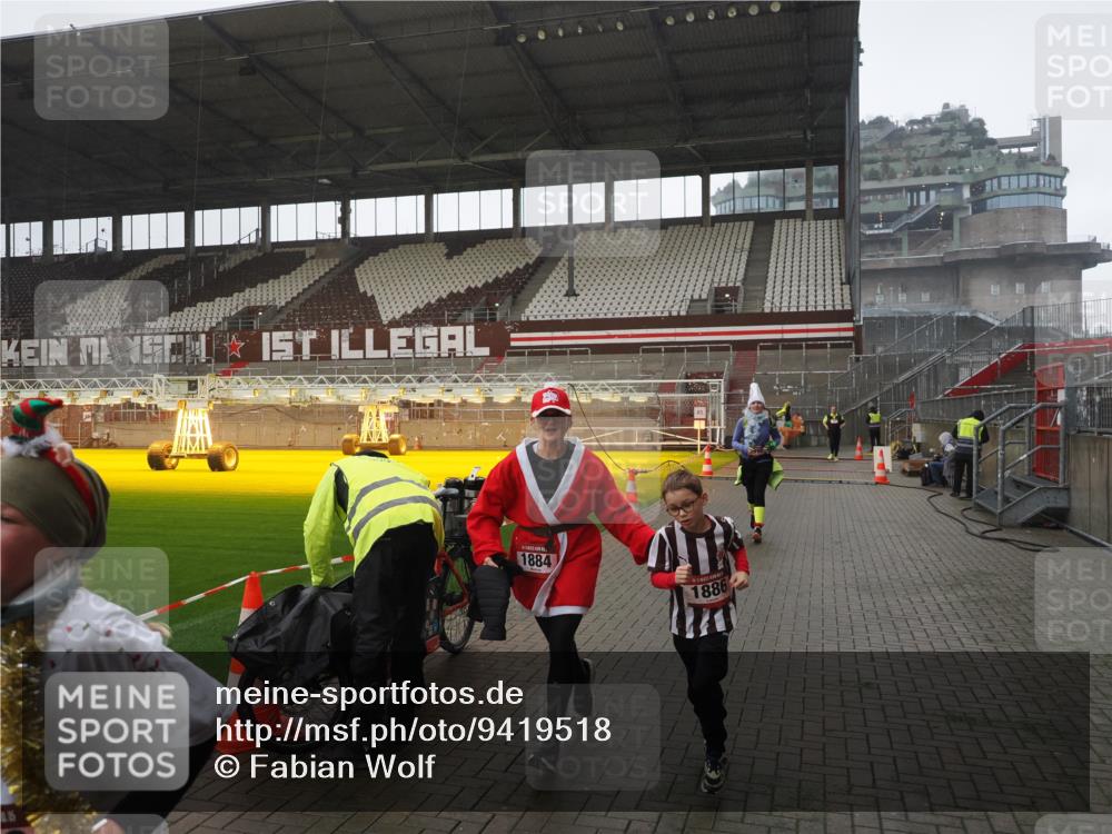 07.12.2025 - St. Pauli X-Mass-Run No. 15 Fabian Wolf http://msf.ph/oto/9419518 07.12.2025 11:32:36 Ziel 1884, 1886, 1998, 1999, 2000, 2015, 2283, 2419, 2595 meine-sportfotos.de