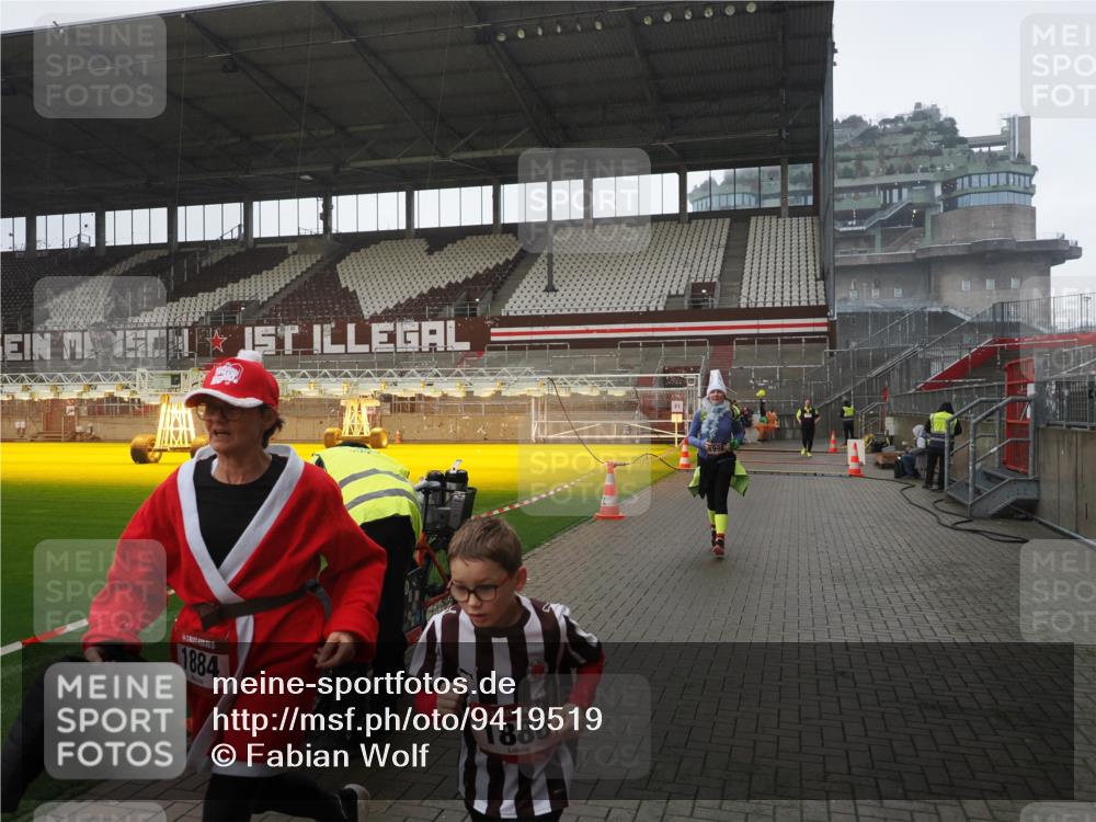 07.12.2025 - St. Pauli X-Mass-Run No. 15 Fabian Wolf http://msf.ph/oto/9419519 07.12.2025 11:32:36 Ziel 1884, 1886, 1998, 1999, 2000, 2015, 2283, 2419, 2595 meine-sportfotos.de