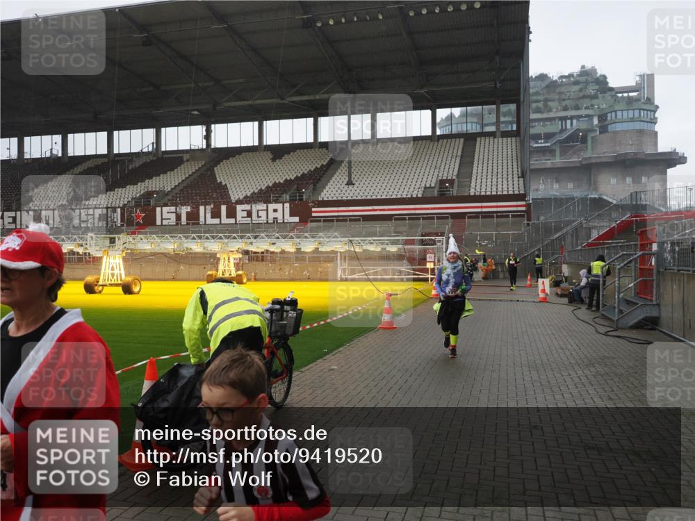 07.12.2025 - St. Pauli X-Mass-Run No. 15 Fabian Wolf http://msf.ph/oto/9419520 07.12.2025 11:32:37 Ziel 477, 1884, 1886, 1998, 1999, 2000, 2015, 2283, 2419 meine-sportfotos.de