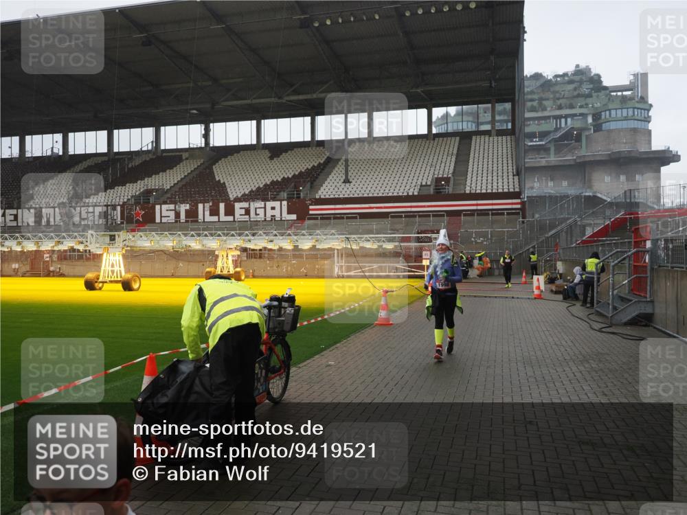 07.12.2025 - St. Pauli X-Mass-Run No. 15 Fabian Wolf http://msf.ph/oto/9419521 07.12.2025 11:32:37 Ziel 477, 1884, 1886, 1998, 1999, 2000, 2015, 2283, 2419 meine-sportfotos.de