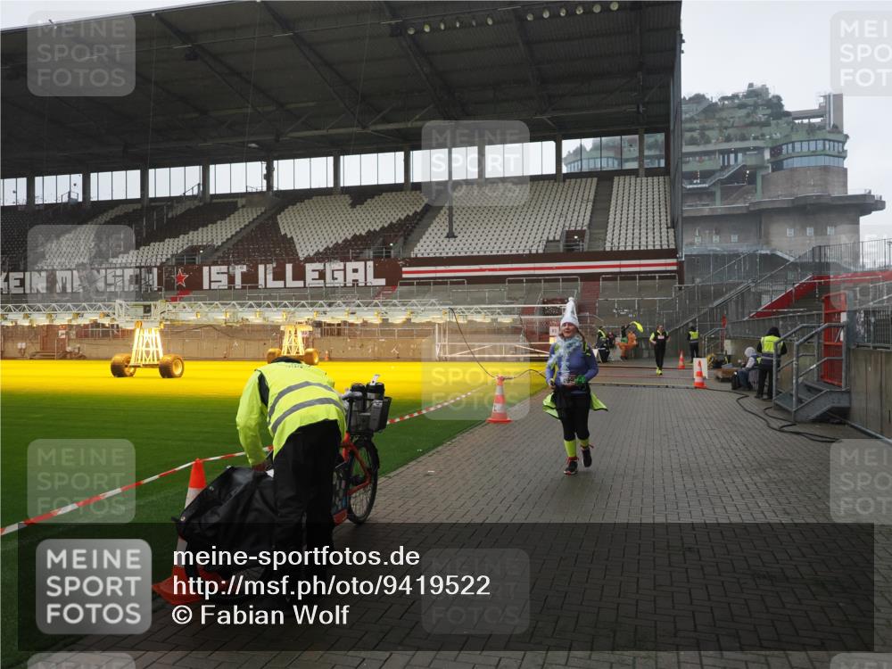 07.12.2025 - St. Pauli X-Mass-Run No. 15 Fabian Wolf http://msf.ph/oto/9419522 07.12.2025 11:32:37 Ziel 477, 1884, 1886, 1998, 1999, 2000, 2015, 2283, 2419 meine-sportfotos.de