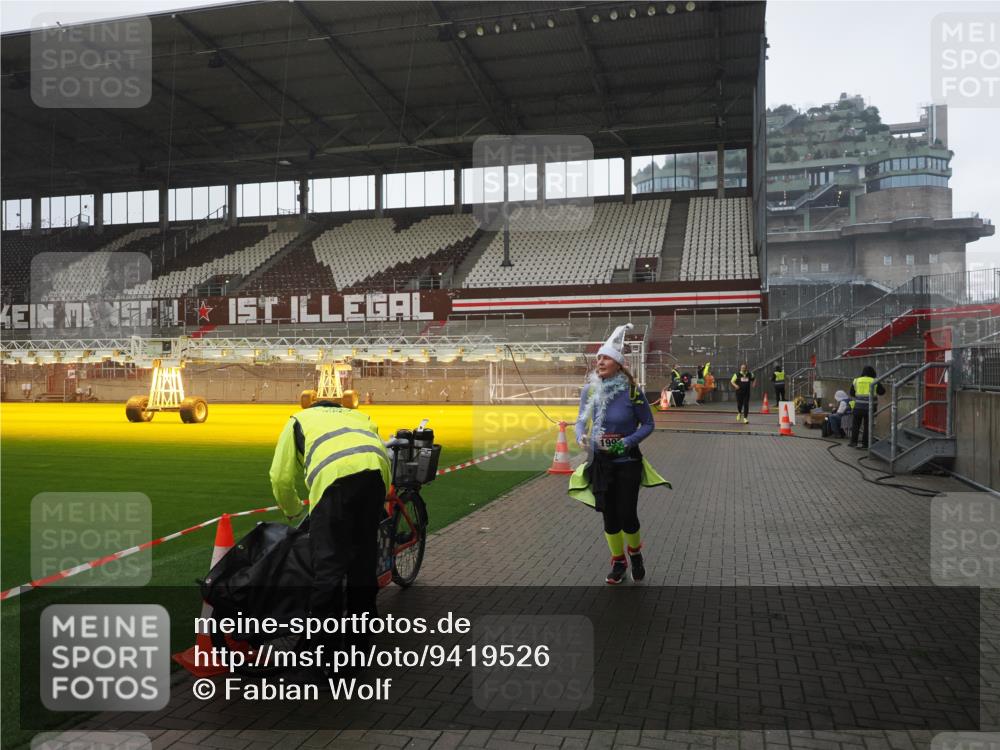 07.12.2025 - St. Pauli X-Mass-Run No. 15 Fabian Wolf http://msf.ph/oto/9419526 07.12.2025 11:32:38 Ziel 477, 1884, 1886, 1998, 1999, 2000, 2015, 2283 meine-sportfotos.de