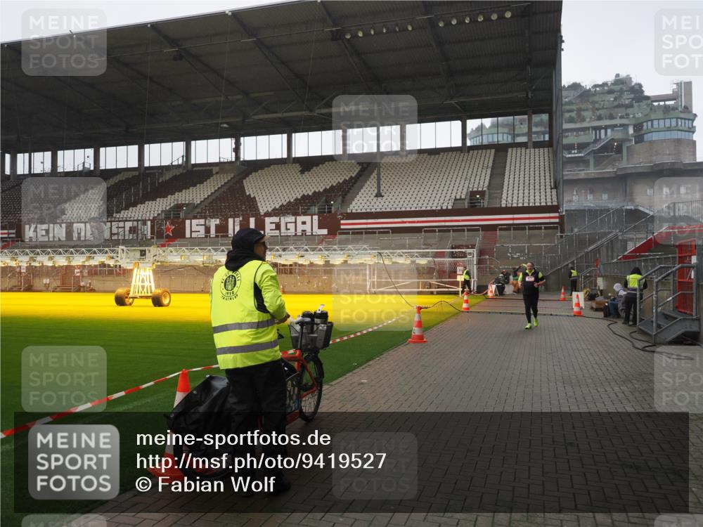 07.12.2025 - St. Pauli X-Mass-Run No. 15 Fabian Wolf http://msf.ph/oto/9419527 07.12.2025 11:32:42 Ziel 477, 1884, 1886, 1998, 1999, 2000, 2015 meine-sportfotos.de