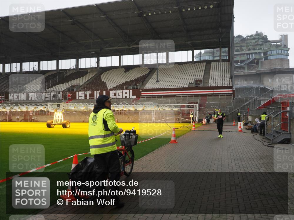 07.12.2025 - St. Pauli X-Mass-Run No. 15 Fabian Wolf http://msf.ph/oto/9419528 07.12.2025 11:32:42 Ziel 477, 1884, 1886, 1998, 1999, 2000, 2015 meine-sportfotos.de