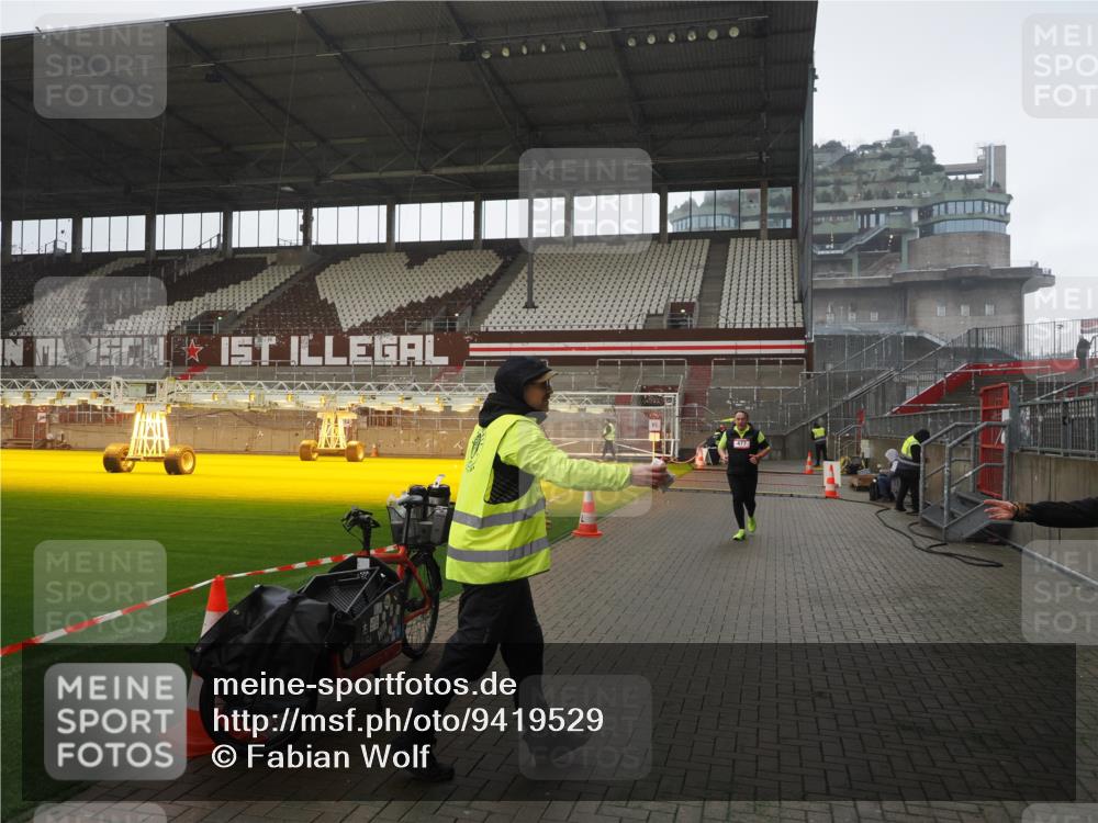 07.12.2025 - St. Pauli X-Mass-Run No. 15 Fabian Wolf http://msf.ph/oto/9419529 07.12.2025 11:32:43 Ziel 477, 1884, 1886, 1998, 1999, 2000, 2015 meine-sportfotos.de