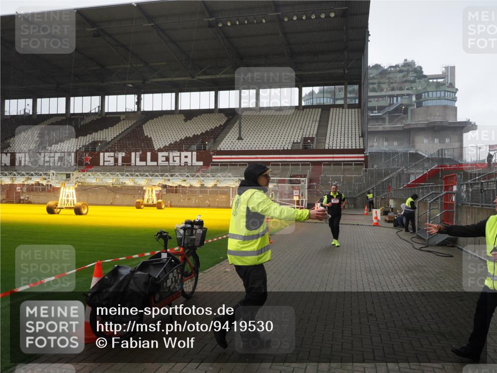 07.12.2025 - St. Pauli X-Mass-Run No. 15 Fabian Wolf http://msf.ph/oto/9419530 07.12.2025 11:32:44 Ziel 477, 1884, 1886, 1998, 1999, 2000, 2015 meine-sportfotos.de