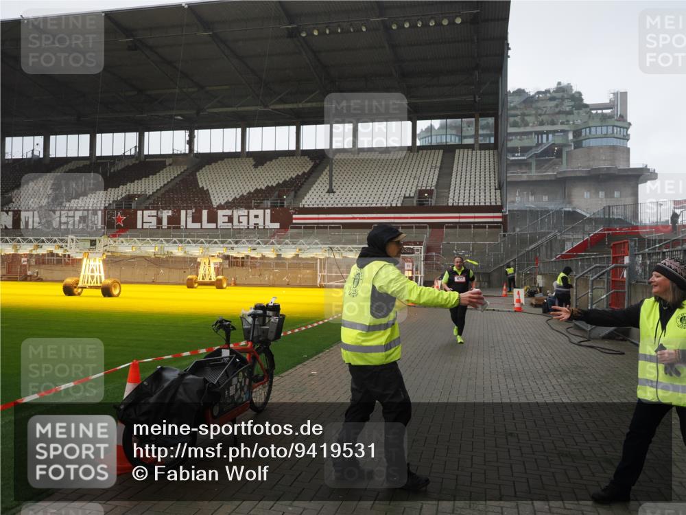 07.12.2025 - St. Pauli X-Mass-Run No. 15 Fabian Wolf http://msf.ph/oto/9419531 07.12.2025 11:32:44 Ziel 477, 1884, 1886, 1998, 1999, 2000, 2015 meine-sportfotos.de