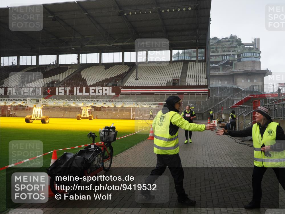 07.12.2025 - St. Pauli X-Mass-Run No. 15 Fabian Wolf http://msf.ph/oto/9419532 07.12.2025 11:32:44 Ziel 477, 1884, 1886, 1998, 1999, 2000, 2015 meine-sportfotos.de